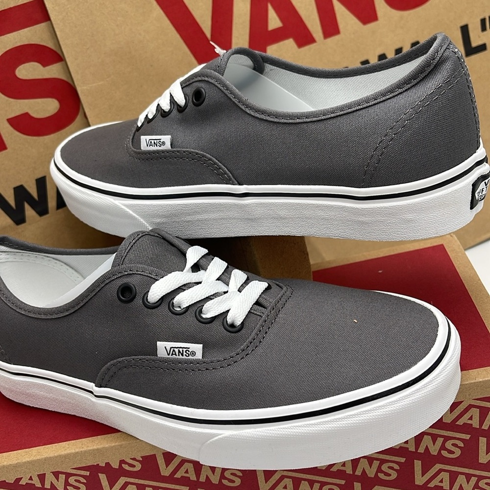 Vans Men’s Authentic Pewter/Black
VN000JRAPBQ
Sneakers - Picture 11 of 16